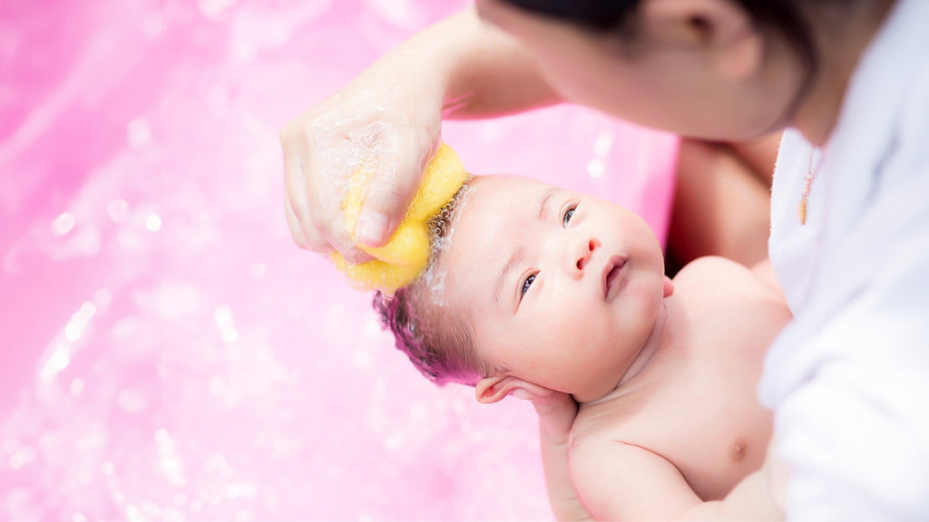 How to Give a Safe and Gentle Sponge Bath to Your Baby